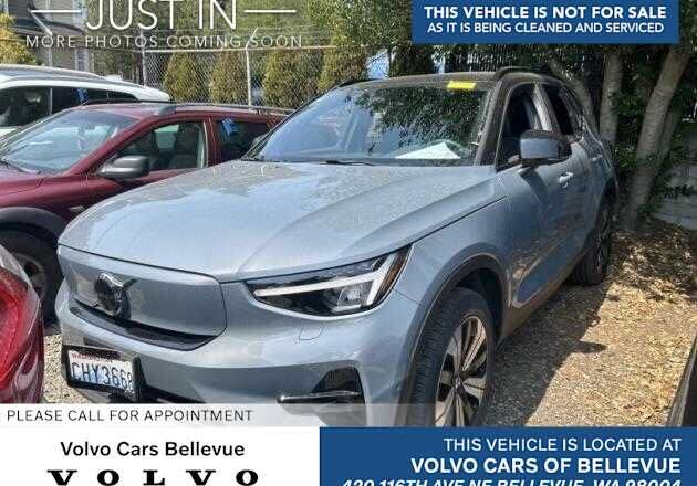2023 VOLVO XC40