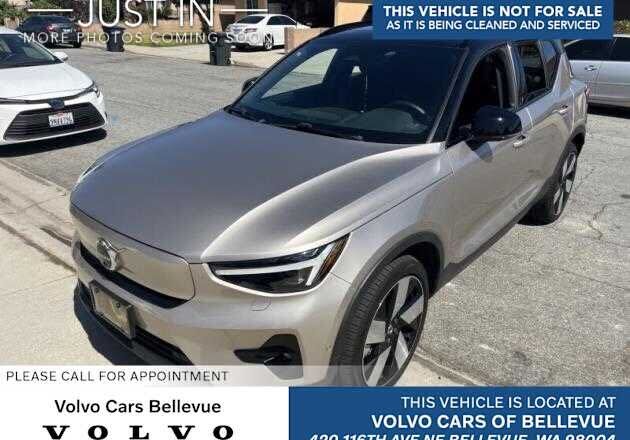 2023 VOLVO XC40