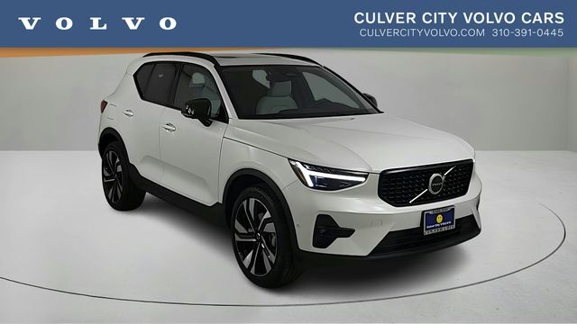 2026 VOLVO XC40