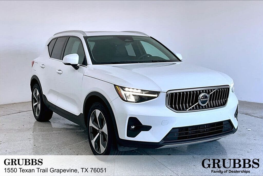 2023 VOLVO XC40