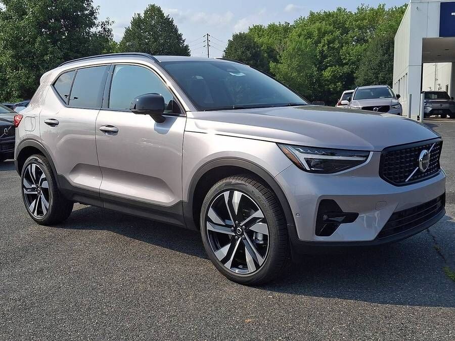 2026 VOLVO XC40
