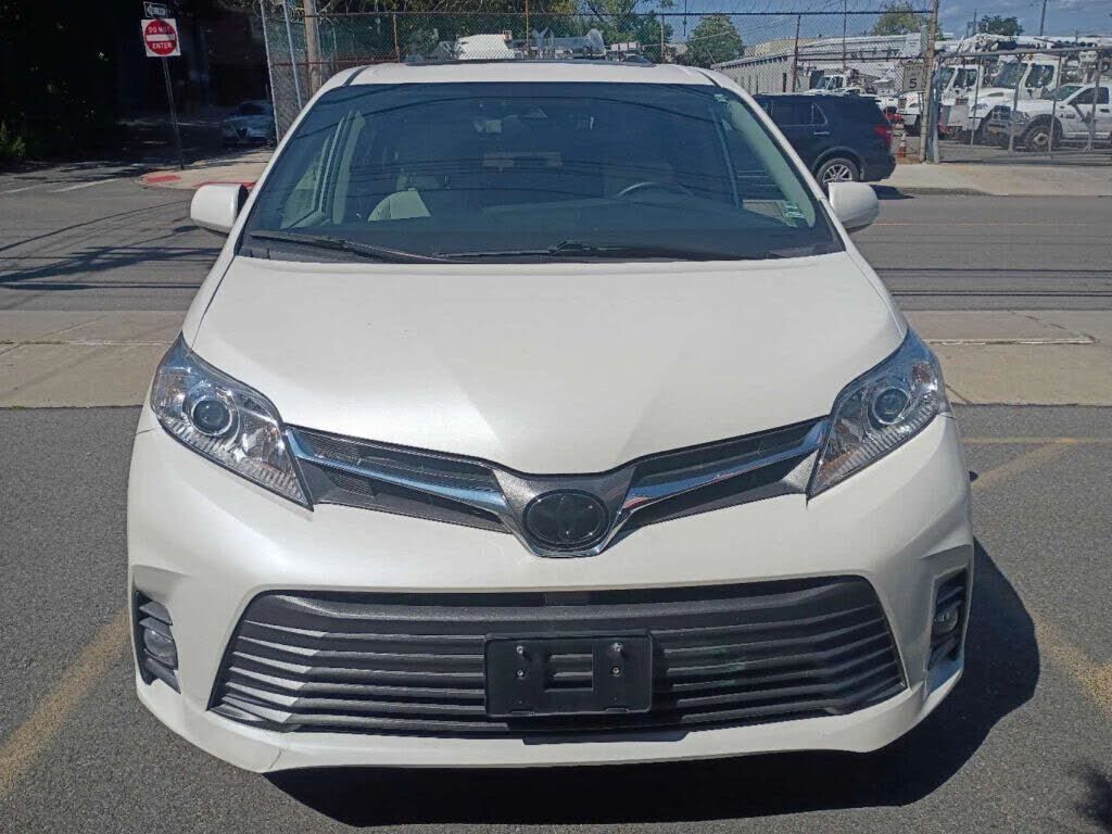 2019 TOYOTA Sienna