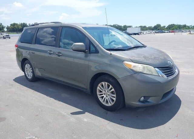 2011 TOYOTA Sienna