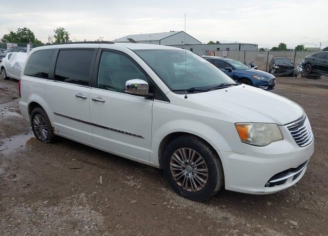 2013 CHRYSLER Town and Country
