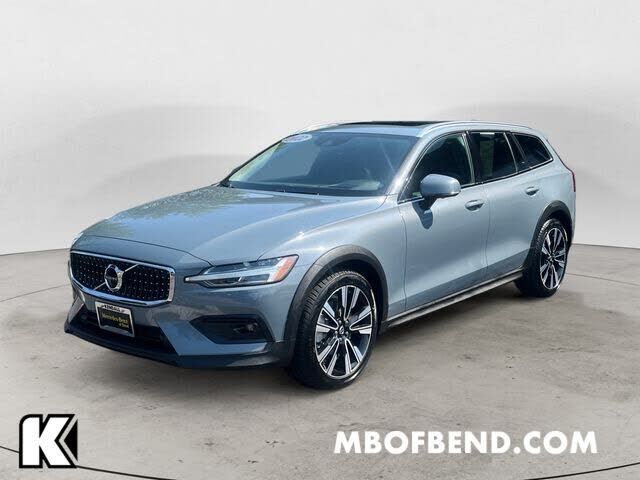 2022 VOLVO V60CC