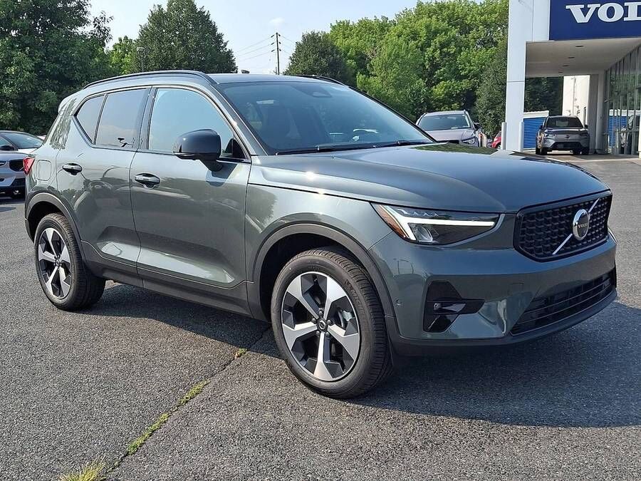 2026 VOLVO XC40