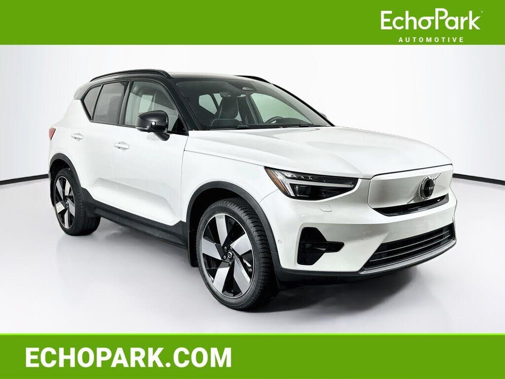 2023 VOLVO XC40