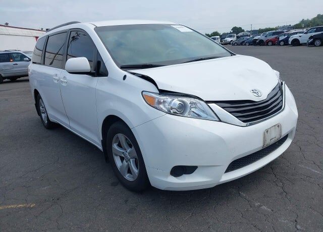 2011 TOYOTA Sienna