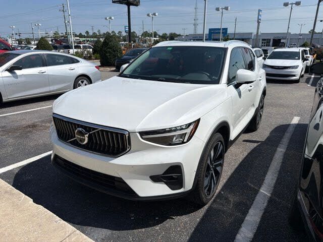 2023 VOLVO XC40