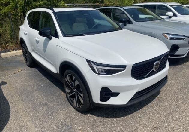 2023 VOLVO XC40