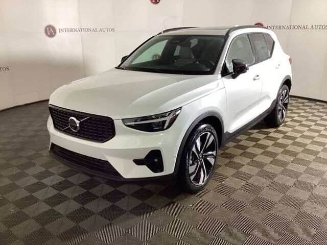 2026 VOLVO XC40