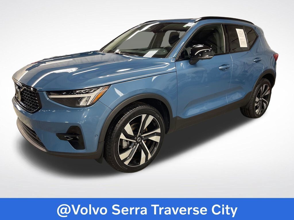2024 VOLVO XC40