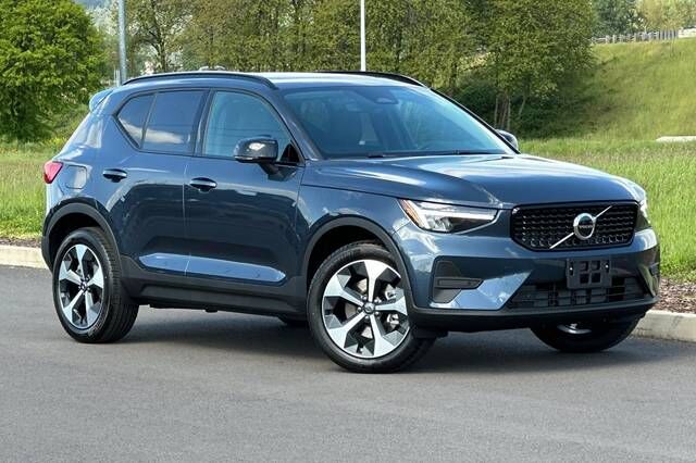2026 VOLVO XC40