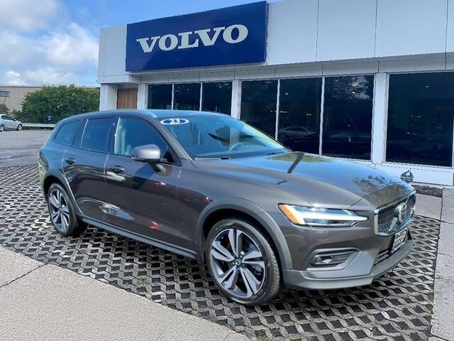 2023 VOLVO V60CC