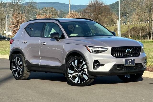 2026 VOLVO XC40