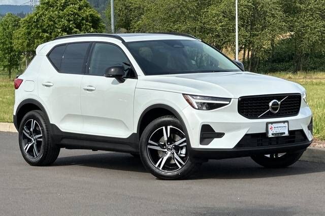 2026 VOLVO XC40