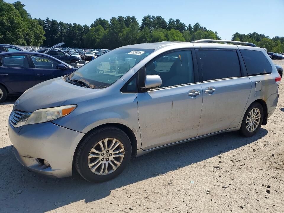 2011 TOYOTA Sienna