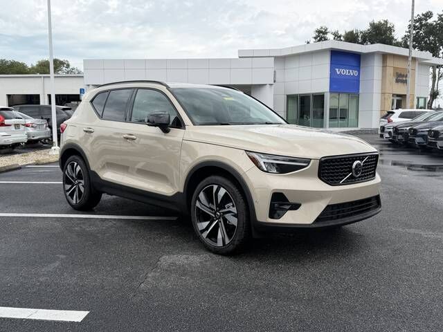 2026 VOLVO XC40