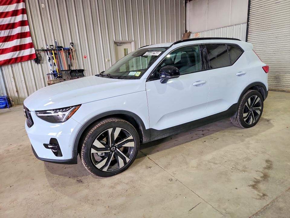 2026 VOLVO XC40