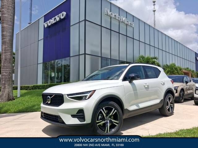 2026 VOLVO XC40