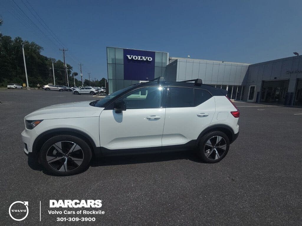 2022 VOLVO XC40