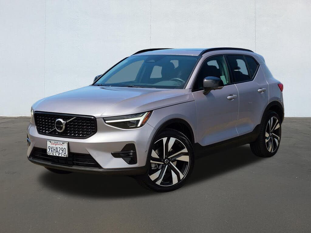 2026 VOLVO XC40