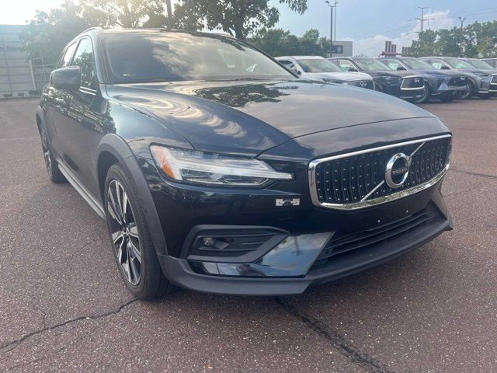 2021 VOLVO V60CC