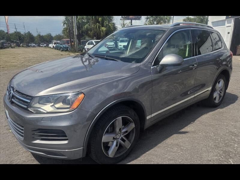 2013 VOLKSWAGEN Touareg
