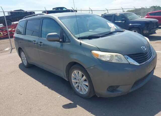 2013 TOYOTA Sienna