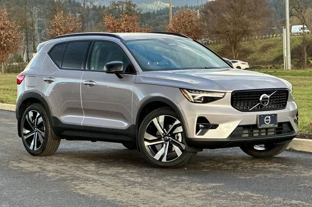 2026 VOLVO XC40
