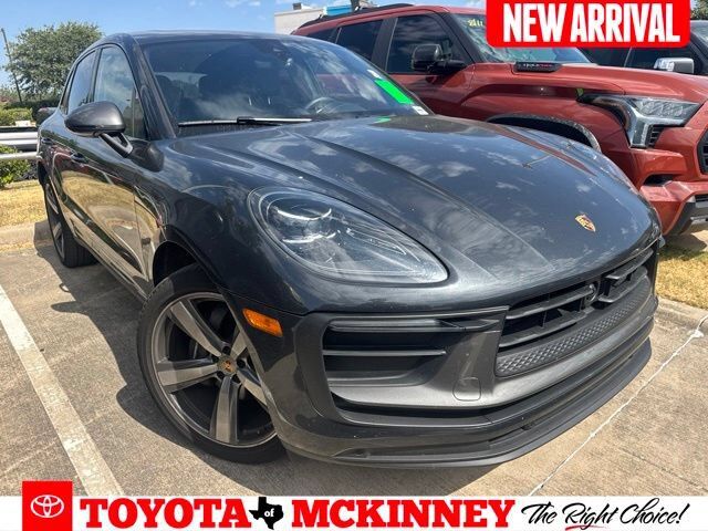 2025 PORSCHE Macan