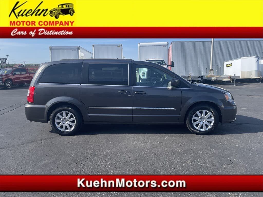 2016 CHRYSLER Town and Country