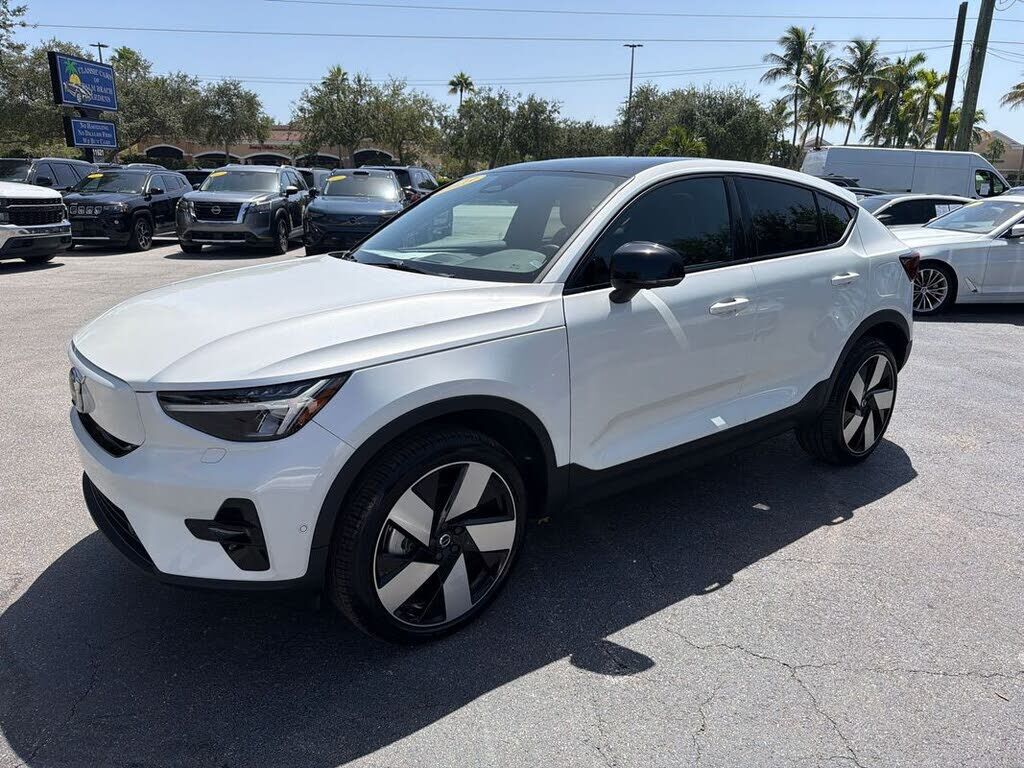 2023 VOLVO C40