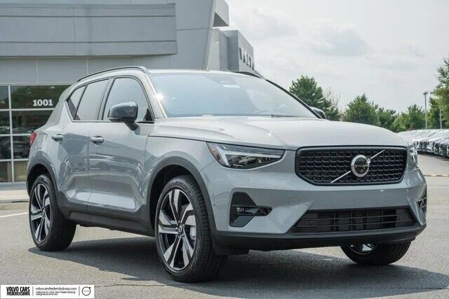 2026 VOLVO XC40