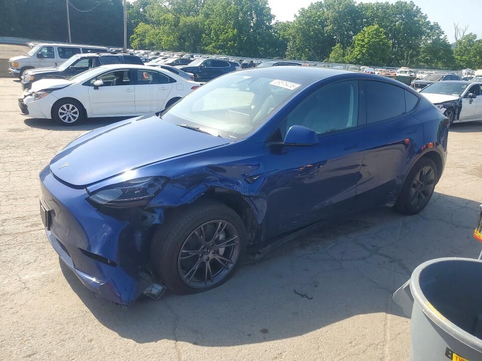 2025 TESLA Model Y