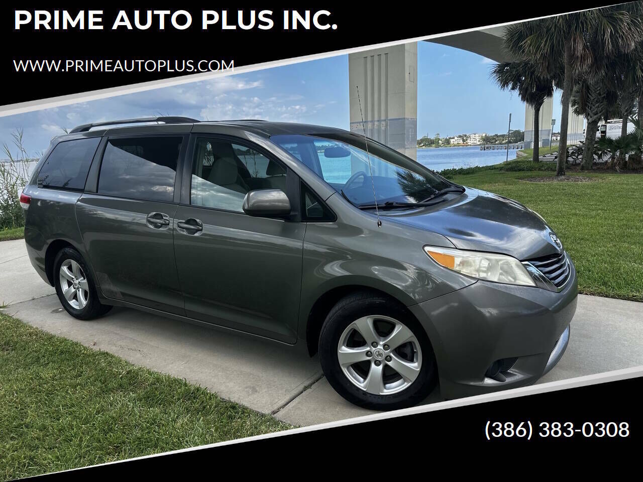 2011 TOYOTA Sienna