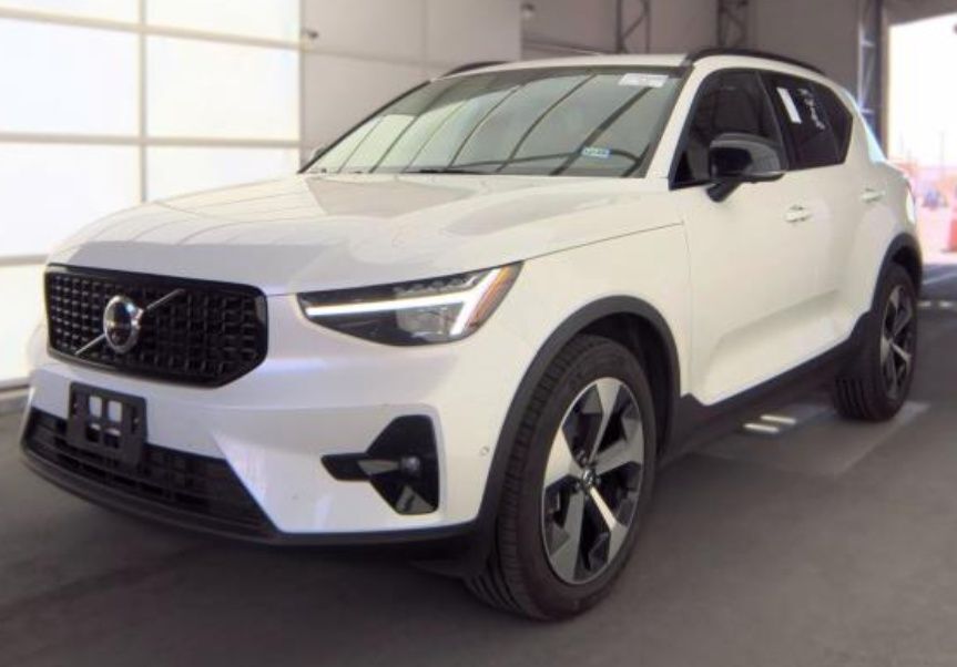 2026 VOLVO XC40