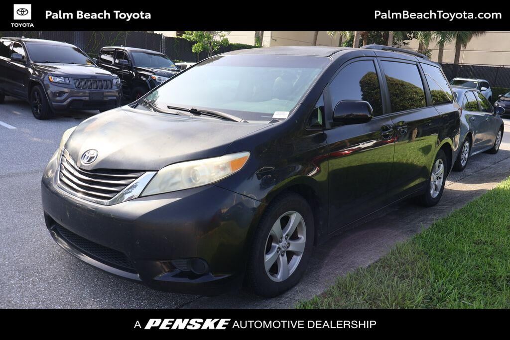 2011 TOYOTA Sienna