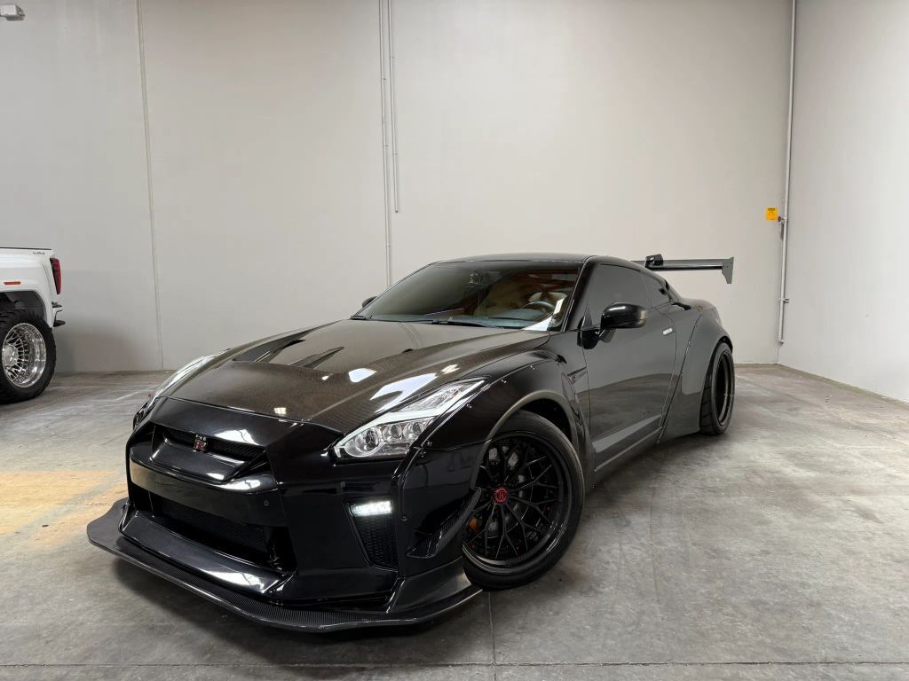 2017 NISSAN GT-R
