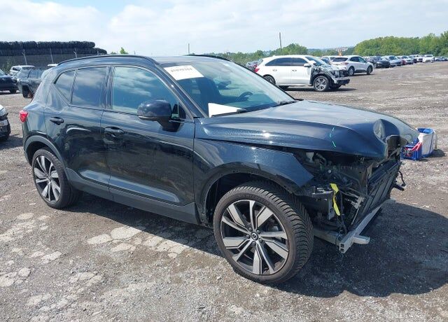 2022 VOLVO XC40