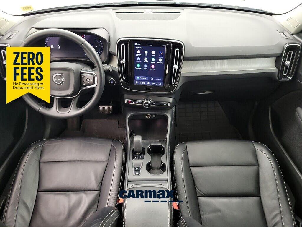2023 VOLVO XC40
