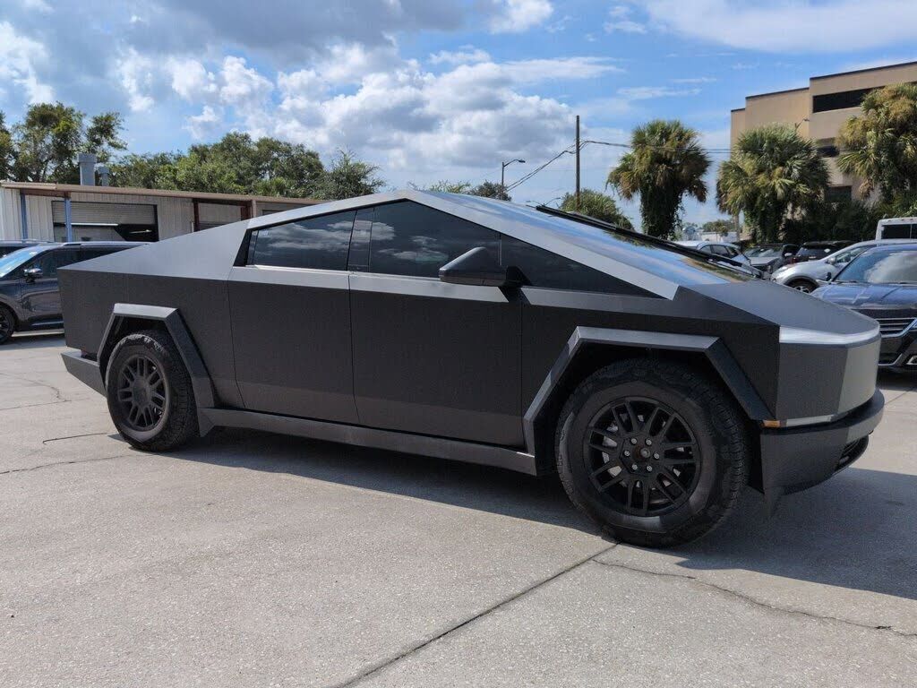 2024 TESLA Cybertruck