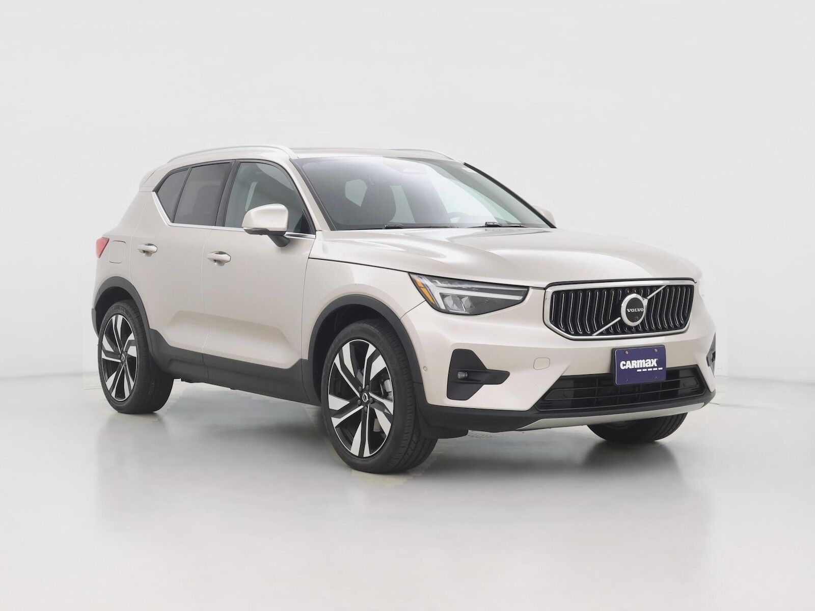2023 VOLVO XC40