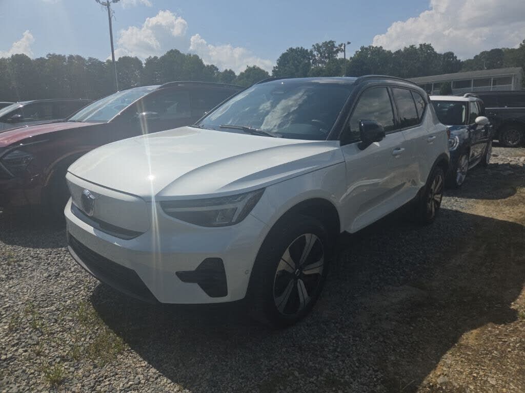 2023 VOLVO XC40