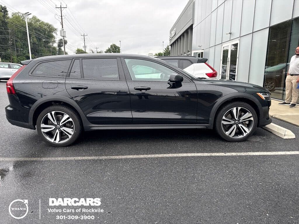 2024 VOLVO V60CC