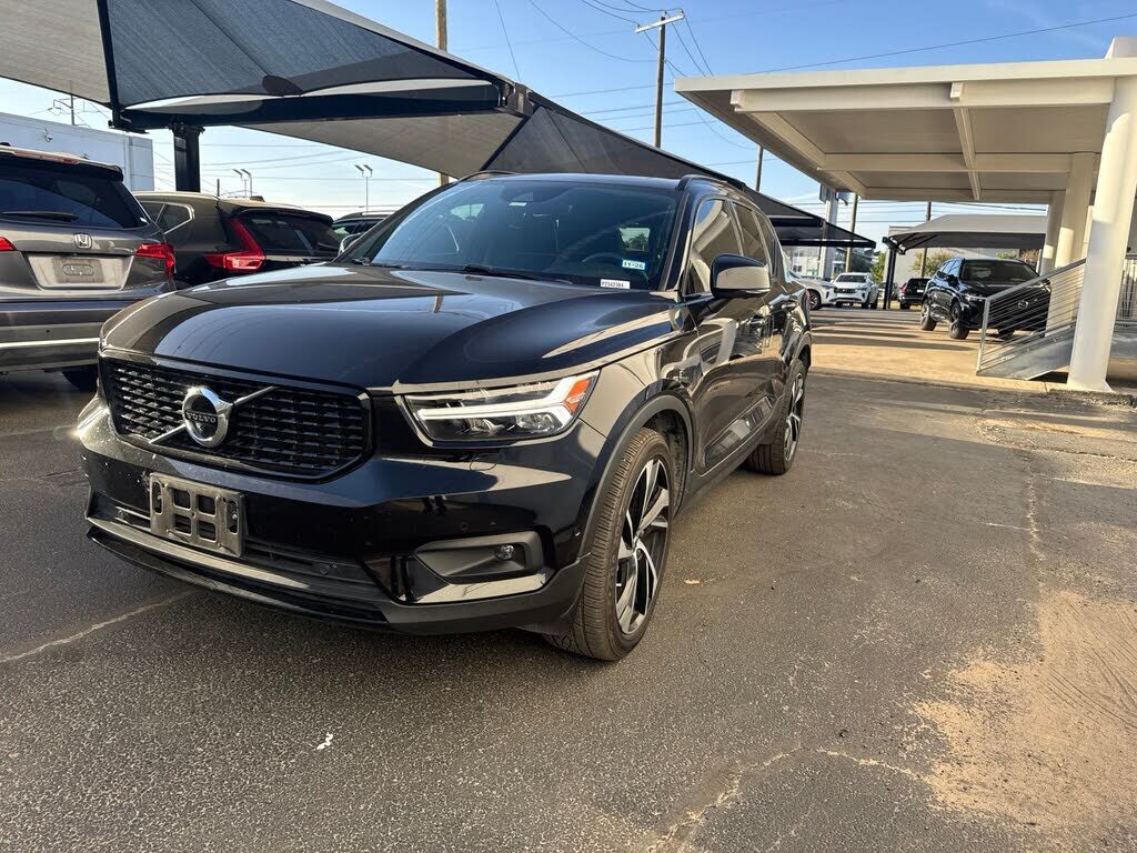 2021 VOLVO XC40