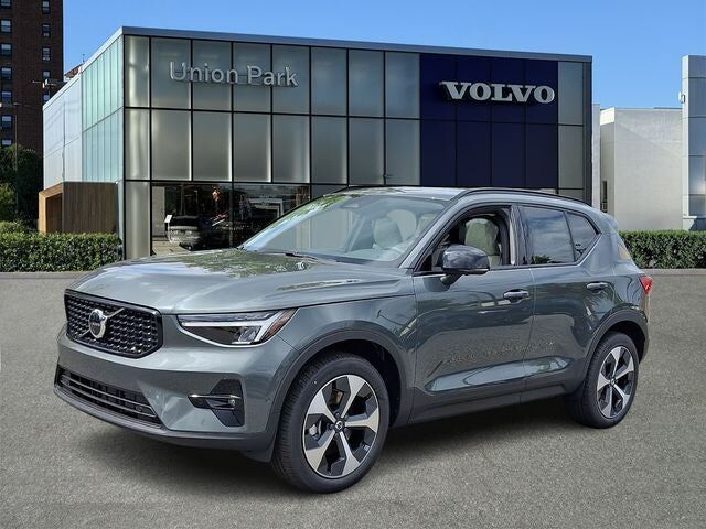 2026 VOLVO XC40