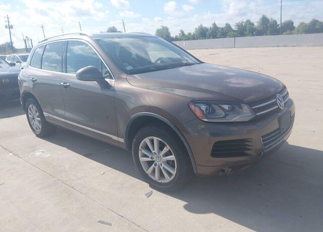 2013 VOLKSWAGEN Touareg