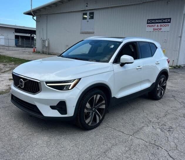 2023 VOLVO XC40