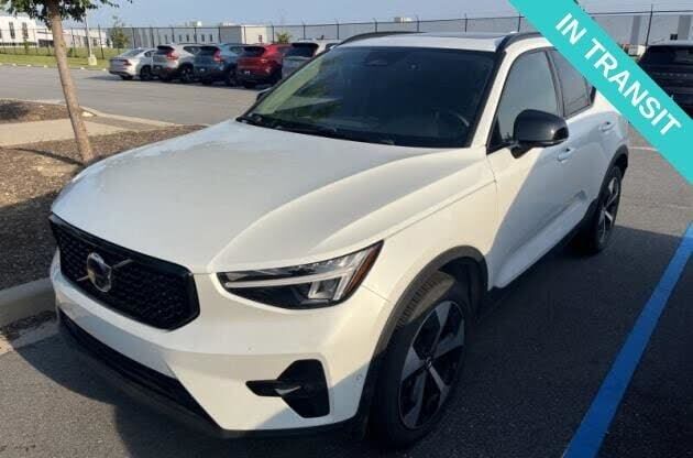 2025 VOLVO XC40